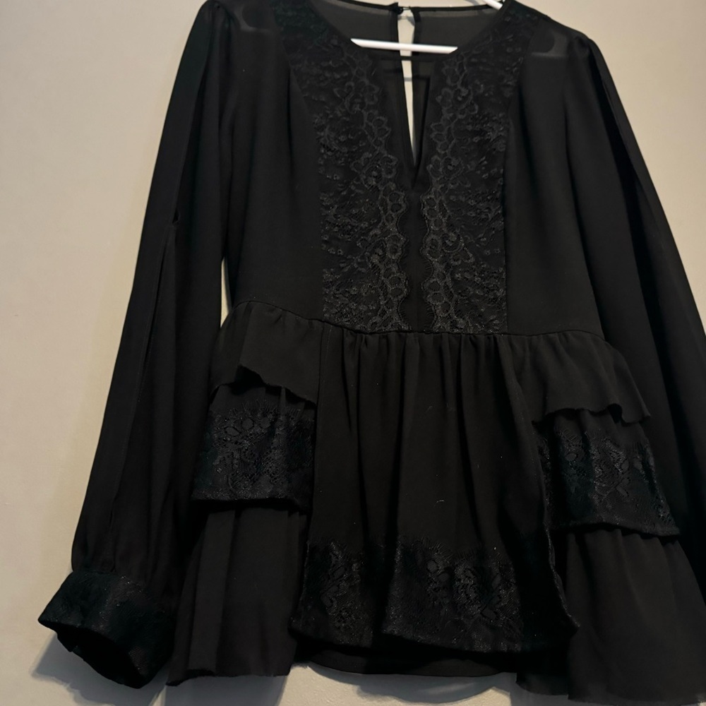 Elegant Black Lace Blouse - Picture 2 of 4